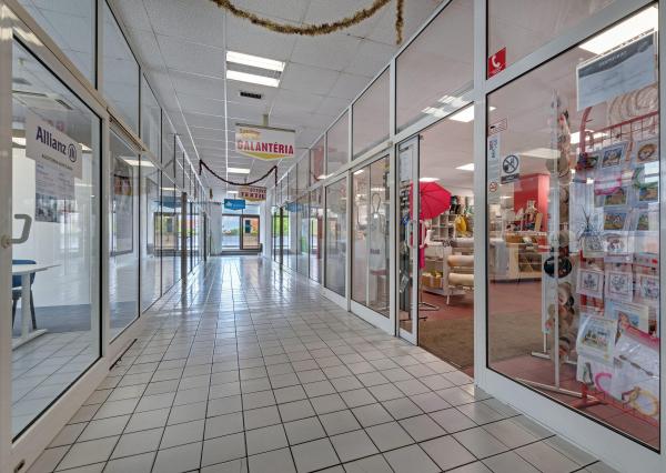 Priestranný obchodný priestor v centre Malaciek s množstvom skladových priestorov