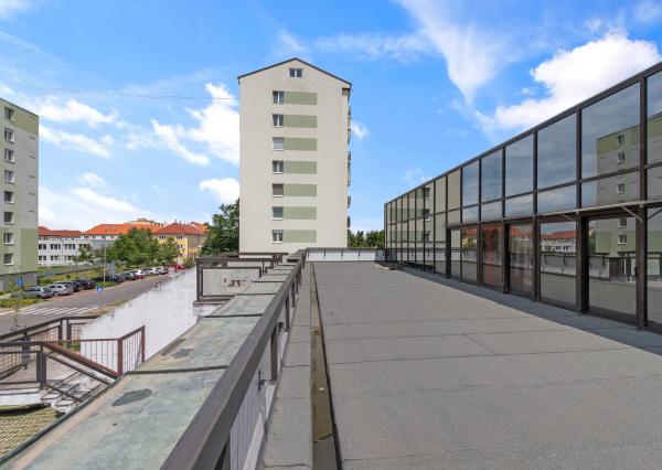 Priestranný obchodný priestor v centre Malaciek s množstvom skladových priestorov