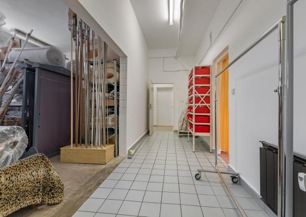 Priestranný obchodný priestor v centre Malaciek s množstvom skladových priestorov