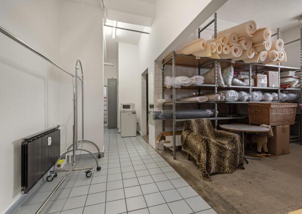 Priestranný obchodný priestor v centre Malaciek s množstvom skladových priestorov