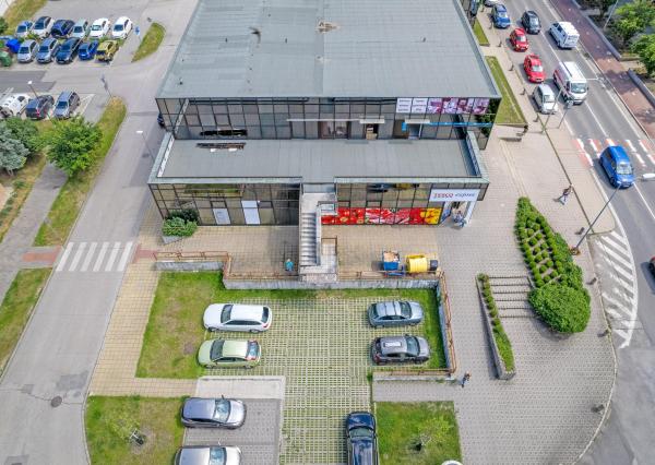 Priestranný obchodný priestor v centre Malaciek s množstvom skladových priestorov