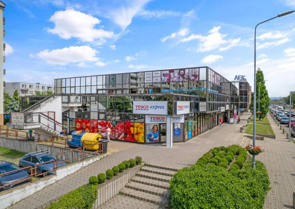 Priestranný obchodný priestor v centre Malaciek s množstvom skladových priestorov