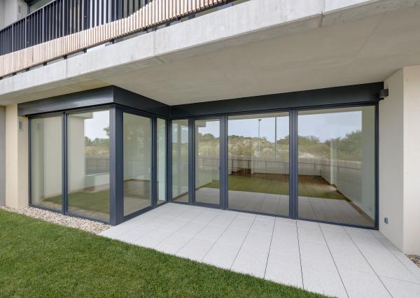 Priestranný 4-izbový byt s dvomi predzáhradkami v projekte Nesto-Petržalka