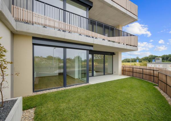 Priestranný 4-izbový byt s dvomi predzáhradkami v projekte Nesto-Petržalka