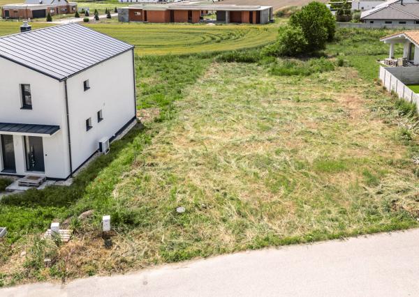 Stavebný pozemok 801 m² v slepej ulici – ideálne miesto pre váš rodinný dom v Kvetoslavove