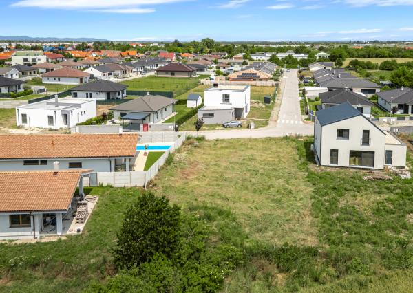 Stavebný pozemok 801 m² v slepej ulici – ideálne miesto pre váš rodinný dom v Kvetoslavove