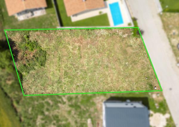 Stavebný pozemok 801 m² v slepej ulici – ideálne miesto pre váš rodinný dom v Kvetoslavove