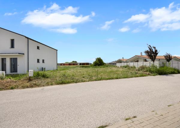 Stavebný pozemok 801 m² v slepej ulici – ideálne miesto pre váš rodinný dom v Kvetoslavove