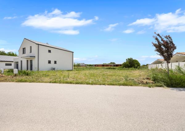 Stavebný pozemok 801 m² v slepej ulici – ideálne miesto pre váš rodinný dom v Kvetoslavove