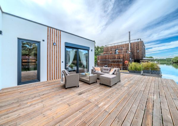 Exkluzívna novostavba hausbótu s veľkorysou terasou a výhľadom na Jarovecké rameno