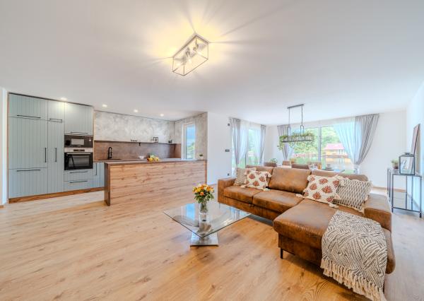 Exkluzívna novostavba hausbótu s veľkorysou terasou a výhľadom na Jarovecké rameno