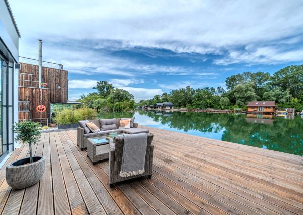 Exkluzívna novostavba hausbótu s veľkorysou terasou a výhľadom na Jarovecké rameno