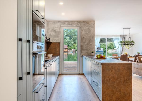 Exkluzívna novostavba hausbótu s veľkorysou terasou a výhľadom na Jarovecké rameno