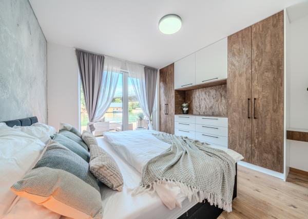 Exkluzívna novostavba hausbótu s veľkorysou terasou a výhľadom na Jarovecké rameno