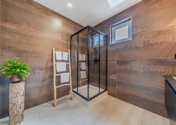 Exkluzívna novostavba hausbótu s veľkorysou terasou a výhľadom na Jarovecké rameno