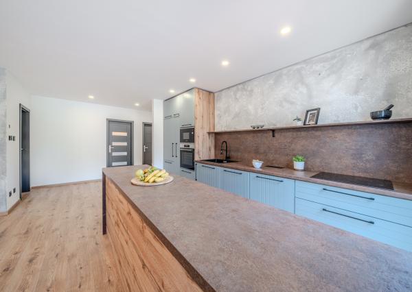 Exkluzívna novostavba hausbótu s veľkorysou terasou a výhľadom na Jarovecké rameno