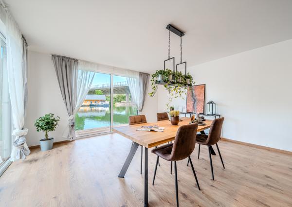 Exkluzívna novostavba hausbótu s veľkorysou terasou a výhľadom na Jarovecké rameno