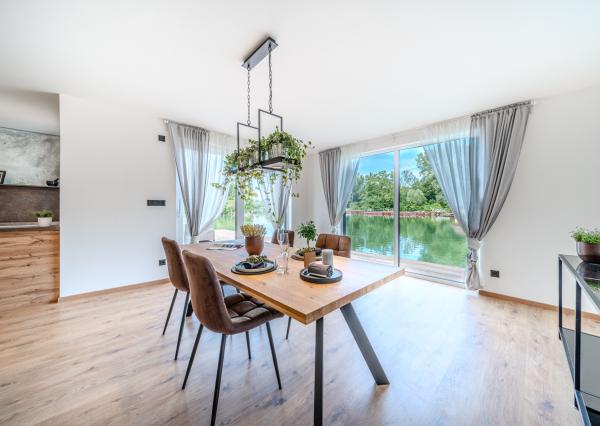 Exkluzívna novostavba hausbótu s veľkorysou terasou a výhľadom na Jarovecké rameno