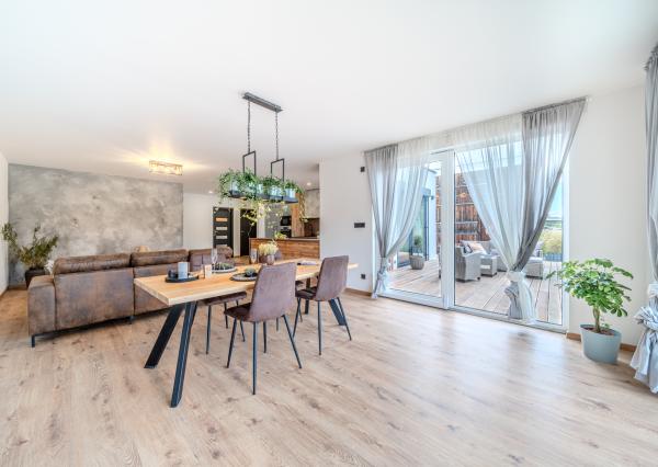 Exkluzívna novostavba hausbótu s veľkorysou terasou a výhľadom na Jarovecké rameno