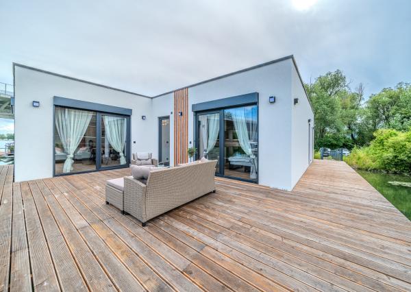 Exkluzívna novostavba hausbótu s veľkorysou terasou a výhľadom na Jarovecké rameno