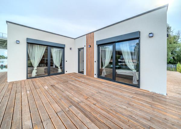 Exkluzívna novostavba hausbótu s veľkorysou terasou a výhľadom na Jarovecké rameno