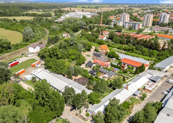 ZNÍŽENÁ CENA | Komerčný areál s halou, kanceláriami a rodinným domom v meste Holíč