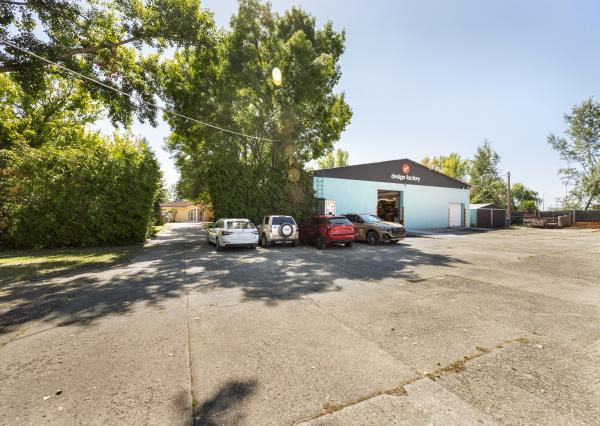 ZNÍŽENÁ CENA | Komerčný areál s halou, kanceláriami a rodinným domom v meste Holíč