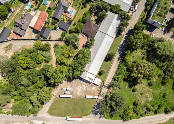 ZNÍŽENÁ CENA | Komerčný areál s halou, kanceláriami a rodinným domom v meste Holíč