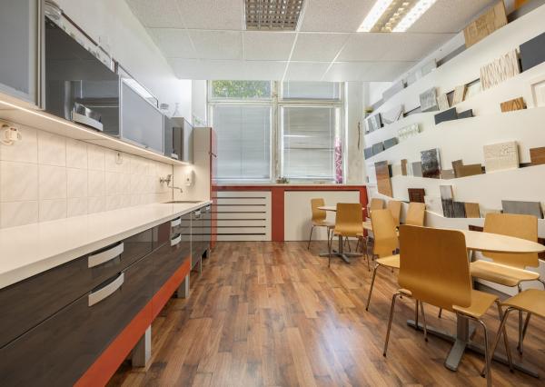 ZNÍŽENÁ CENA | Komerčný areál s halou, kanceláriami a rodinným domom v meste Holíč