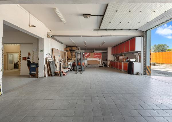 ZNÍŽENÁ CENA | Komerčný areál s halou, kanceláriami a rodinným domom v meste Holíč