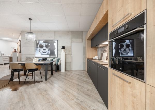 ZNÍŽENÁ CENA | Komerčný areál s halou, kanceláriami a rodinným domom v meste Holíč