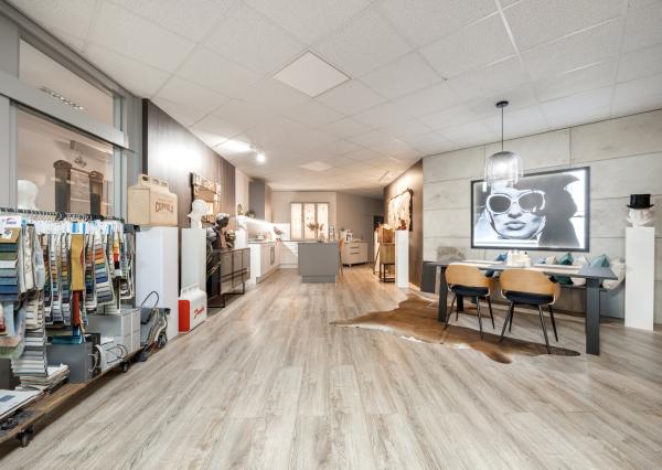 ZNÍŽENÁ CENA | Komerčný areál s halou, kanceláriami a rodinným domom v meste Holíč