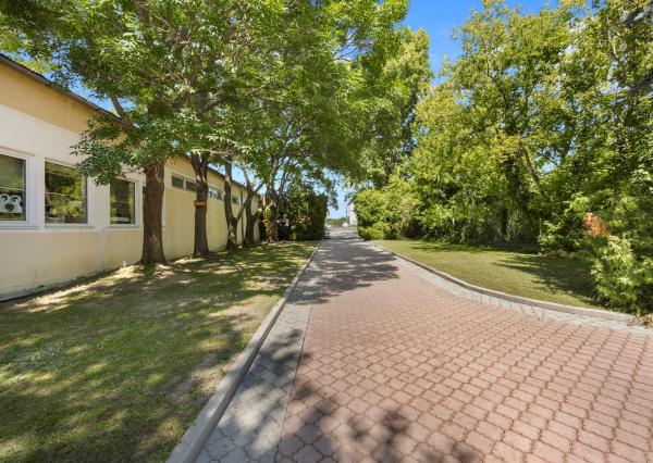 ZNÍŽENÁ CENA | Komerčný areál s halou, kanceláriami a rodinným domom v meste Holíč