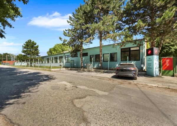 ZNÍŽENÁ CENA | Komerčný areál s halou, kanceláriami a rodinným domom v meste Holíč