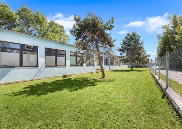 ZNÍŽENÁ CENA | Komerčný areál s halou, kanceláriami a rodinným domom v meste Holíč