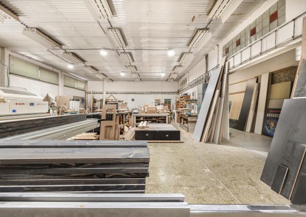 ZNÍŽENÁ CENA | Komerčný areál s halou, kanceláriami a rodinným domom v meste Holíč