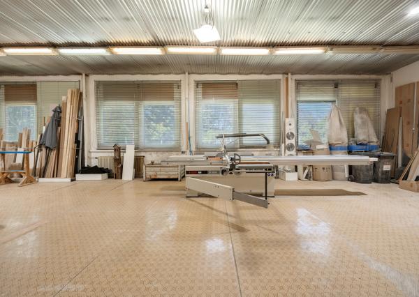 ZNÍŽENÁ CENA | Komerčný areál s halou, kanceláriami a rodinným domom v meste Holíč