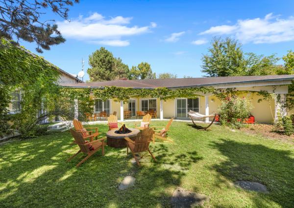 ZNÍŽENÁ CENA | Komerčný areál s halou, kanceláriami a rodinným domom v meste Holíč