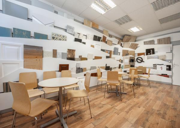 ZNÍŽENÁ CENA | Komerčný areál s halou, kanceláriami a rodinným domom v meste Holíč