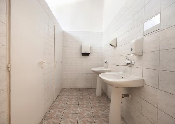 ZNÍŽENÁ CENA | Komerčný areál s halou, kanceláriami a rodinným domom v meste Holíč