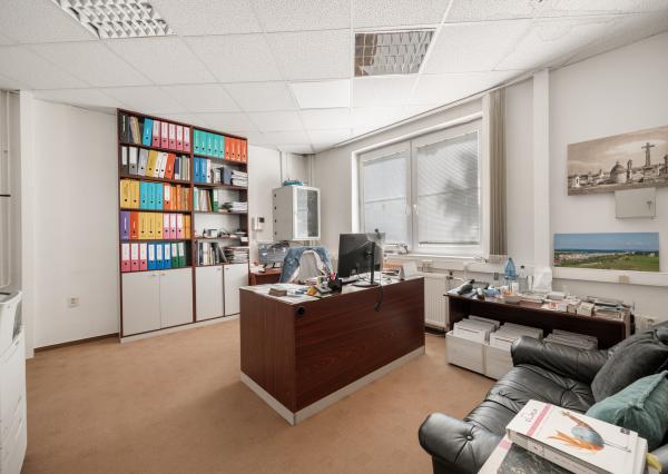 ZNÍŽENÁ CENA | Komerčný areál s halou, kanceláriami a rodinným domom v meste Holíč