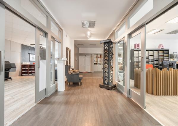 ZNÍŽENÁ CENA | Komerčný areál s halou, kanceláriami a rodinným domom v meste Holíč