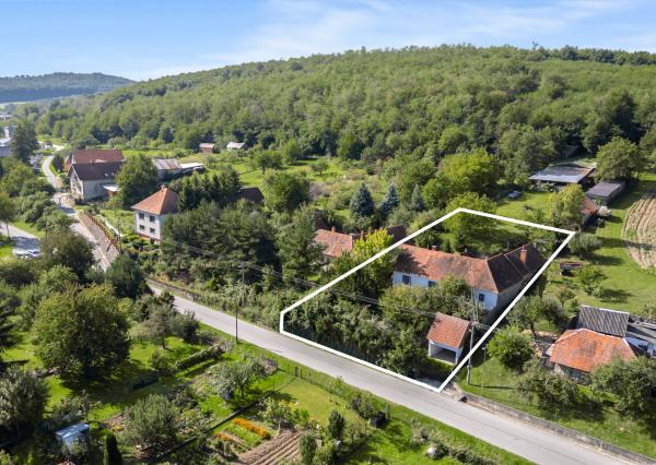 Rodinný domček v obci Zlatno s veľkou záhradou, ktorý ponúka priestor na relax aj každodenný život