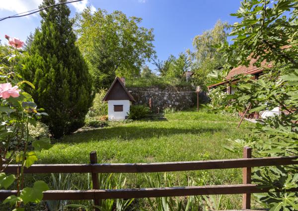 Rodinný domček v obci Zlatno s veľkou záhradou, ktorý ponúka priestor na relax aj každodenný život