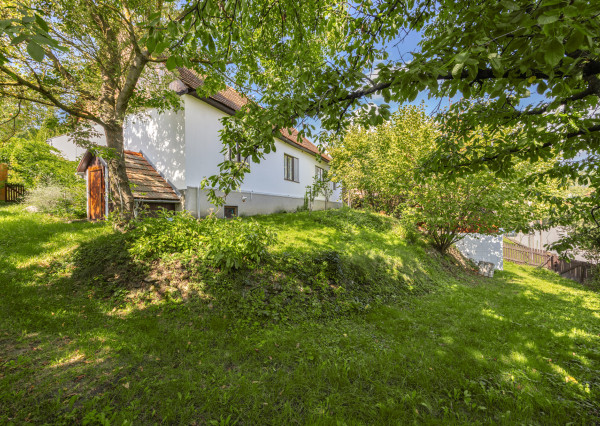 Príjemný domček v obci Zlatno s veľkou záhradou, ideálny na oddych aj trvalé bývanie