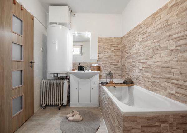 Príjemný domček v obci Zlatno s veľkou záhradou, ideálny na oddych aj trvalé bývanie