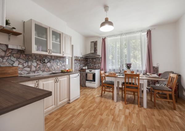 Príjemný domček v obci Zlatno s veľkou záhradou, ideálny na oddych aj trvalé bývanie