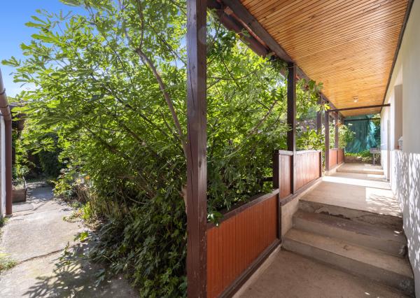 Príjemný domček v obci Zlatno s veľkou záhradou, ideálny na oddych aj trvalé bývanie