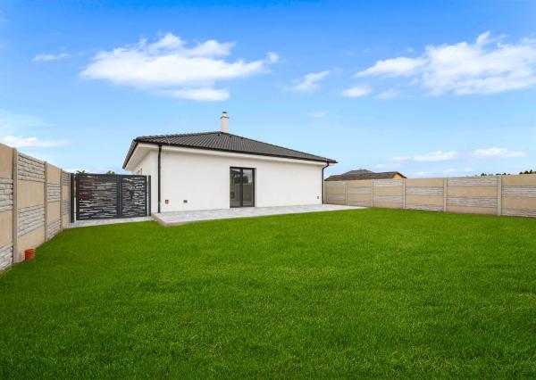 Moderný 4 izbový nízkoenergetický dom s fotovoltaikou v Kostolišti