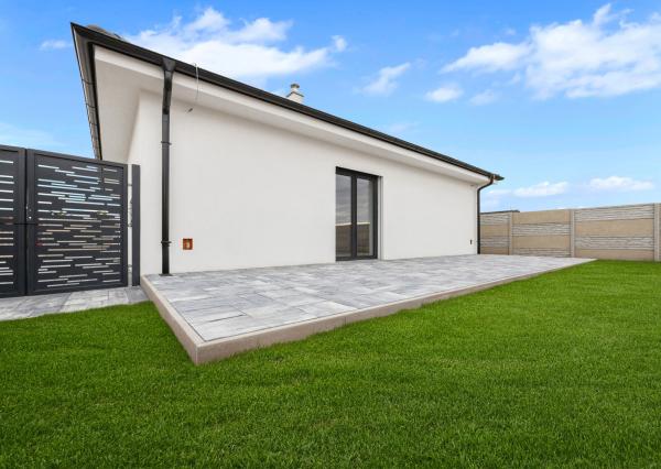 Moderný 4 izbový nízkoenergetický dom s fotovoltaikou v Kostolišti